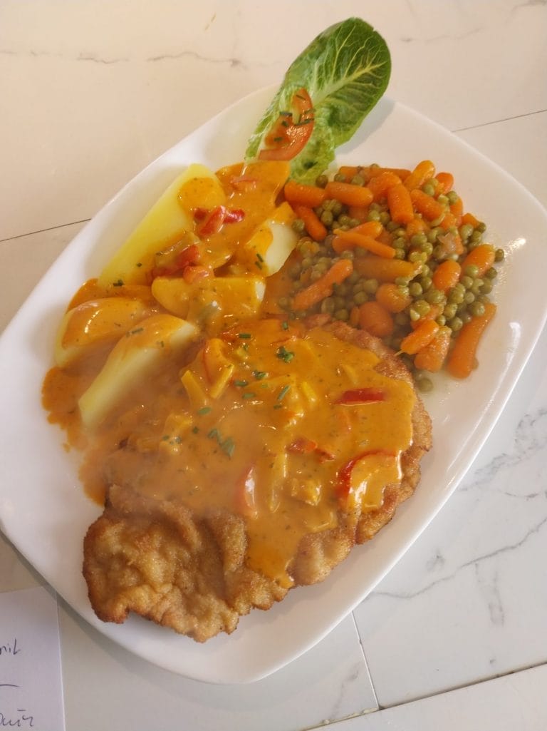 Paprikarahmschnitzel mit Salzkartoffeln und Erbsen-Möhren Gemüse