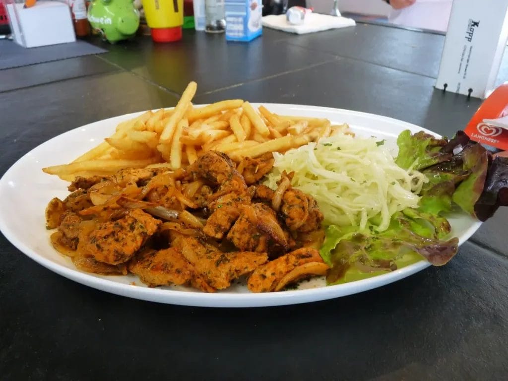 Gyros mit Pommes und Krautsalat