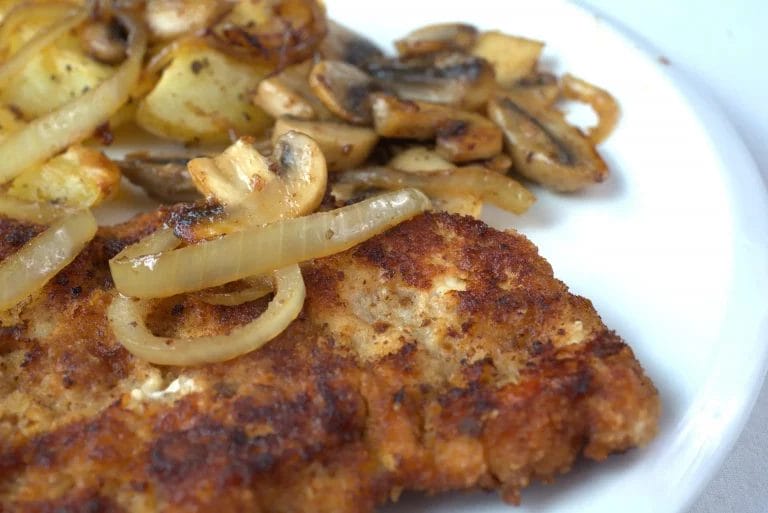 Schnitzel mit frisch gebratenen Champignons, Pommes und Salat